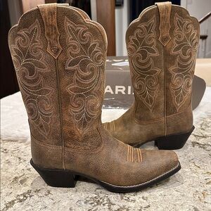 New with box . Ariat cowgirl boots